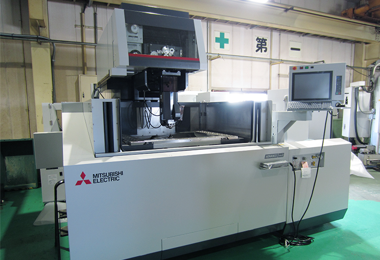 三菱電機ワイヤー放電加工機（MV4800）