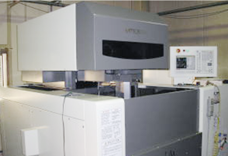 三菱電機ワイヤー放電加工機（FA20SM）