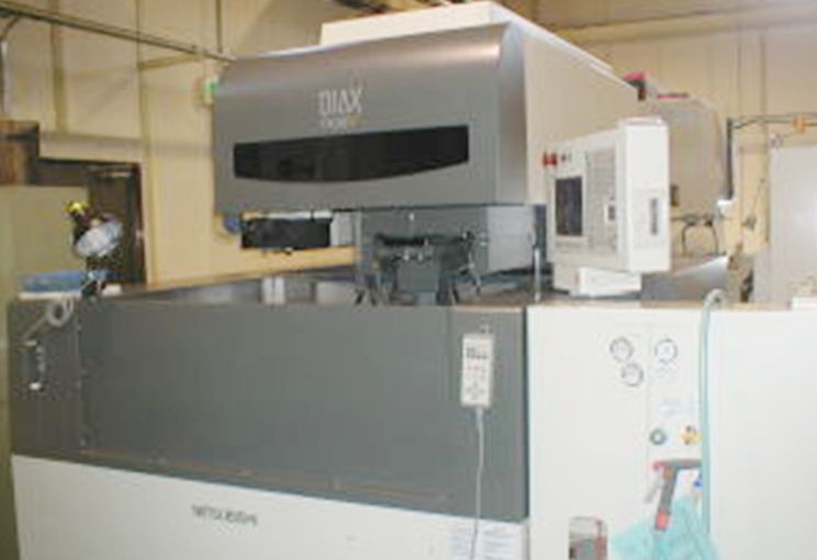 三菱電機ワイヤー放電加工機（FA30VM）